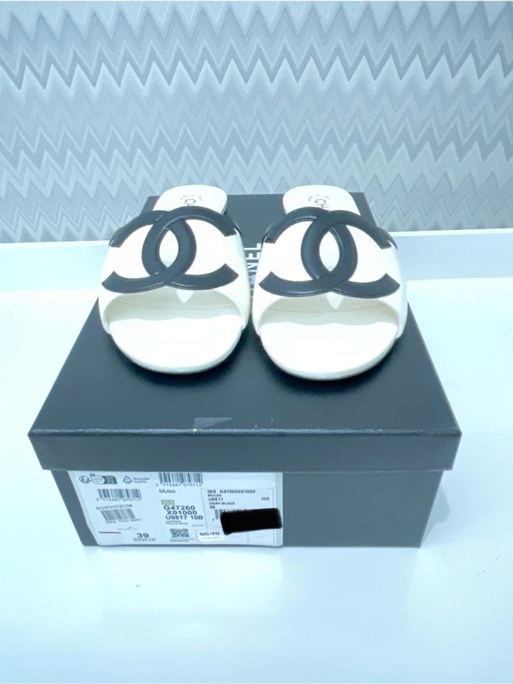 26S BRAND NEW IN BOX CHANEL White Leather Mules Black Interlocking CC (39)